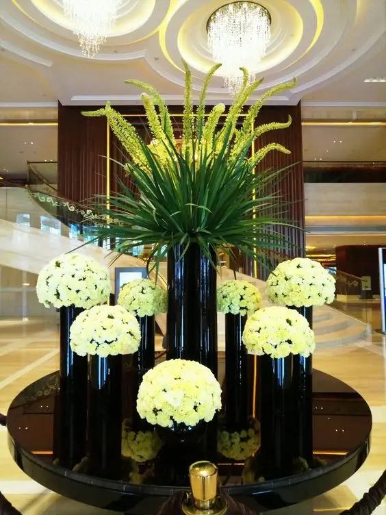 White Floral Design hotel decoration style - Luxurious Flowerssimple