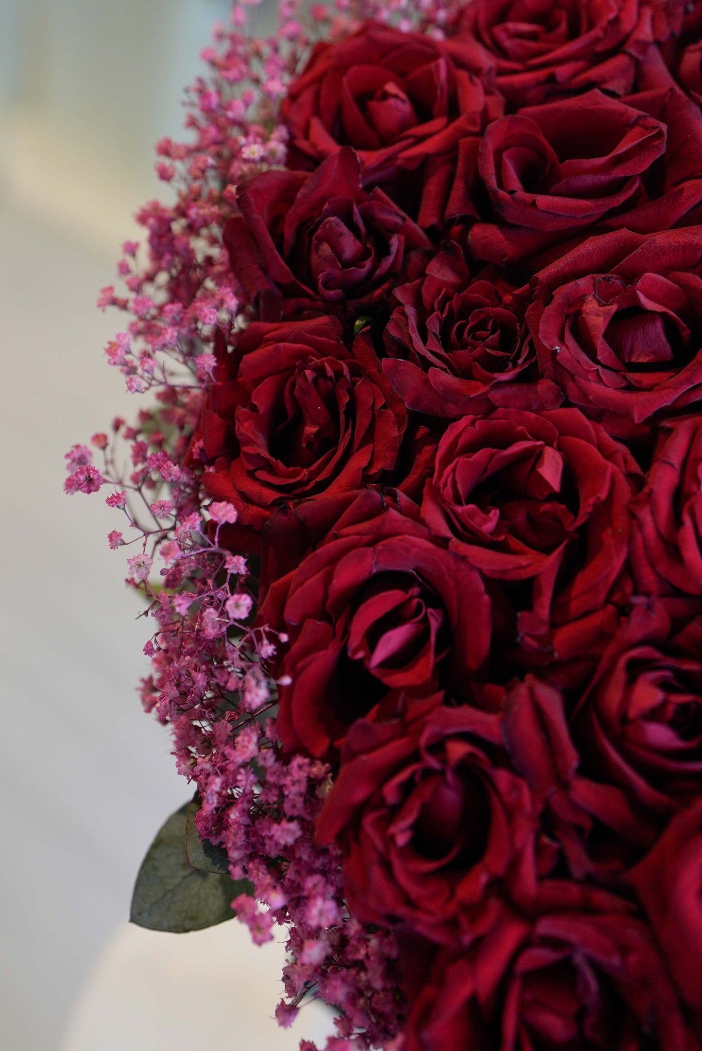 Heart-shaped red roses in crystal vase with pink accents – Luxury Valentine flower arrangement in Dubai for sale